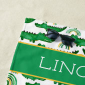 水彩ワニワニワニのワニにレインボーパーソナライズ ビーチタオル (インサイチュ)