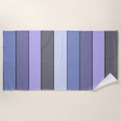水彩上の紫ストライプ色と灰色の紙 ビーチタオル (正面)