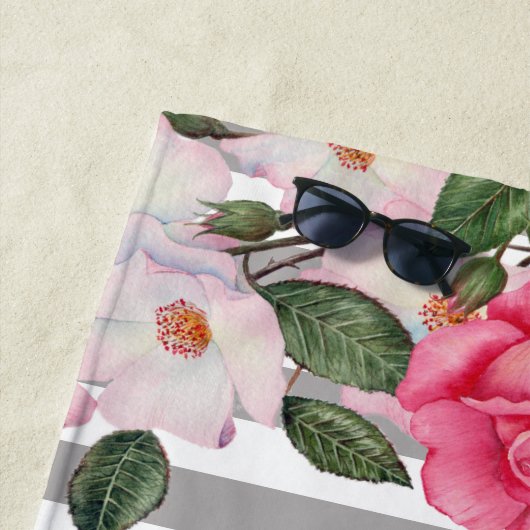 水彩優しいピンクホワイトローズイラストレーション ビーチタオル (インサイチュ)