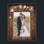 水彩冬のフローラウッド新婚クリスマス ポストカード<br><div class="desc">木素朴水の色エレガント冬のフローラ木の新入写真メリークリスマスハガキは、美しい水色の赤いポインテータ、植物性の緑、冬の葉、ホリーの果実、白いバラ、綿、松のコーンと青い果実を含む。国の素朴木材と文字列のライト。</div>