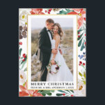 水彩冬のフローラ新婚クリスマス ポストカード<br><div class="desc">水の色エレガント冬のフローラ新着写真メリークリスマスハガキには、美しい水色の赤いポインテータ、植物性の緑、冬の葉、ホリーベリー、白いバラが含まれている。金ゴールドフレーム</div>