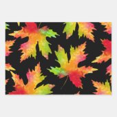 水彩楓の葉のパターン黒い背景 ラッピングペーパーシート (正面2)