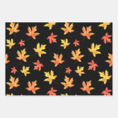 水彩楓の葉のパターン黒い背景 ラッピングペーパーシート (正面)