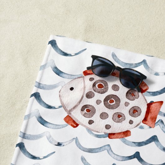 水彩波レッドとブルーの魚トリプルモノグラム ビーチタオル (インサイチュ)