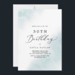 水彩洗浄 | Blue 30th Birthday 招待状<br><div class="desc">ブルーウォッシュブルー30th誕生日の招待状は、誕生日パーティーにモダン最適だ。クラシックとシンプルデザインは、パステルライトブルーの水色のスプラッシュとミニマルなスタイルを備えエレガントている。</div>