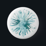 水彩珊瑚 – 青2 缶バッジ<br><div class="desc">6月エリカ・ヴェスによる「海・カメオ」。白い背景に青みがかったティール（緑がかった色）の水色のサンゴが特徴。</div>