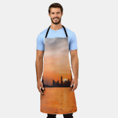 水彩画で描かれた海岸沿いの街の夕焼け エプロン (着用した状態)