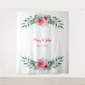 水彩画のようなピンクのバラと緑の葉のウェディング タペストリー (正面)