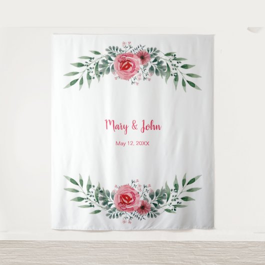 水彩画のようなピンクのバラと緑の葉のウェディング タペストリー (正面)