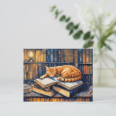 水彩画のオレンジ色の猫が本の上に寝ている ポストカード (スタンド正面)