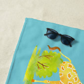 水彩画のキリンはパーソナライズでかわいい女の子をからかいます ビーチタオル (インサイチュ)