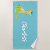 水彩画のキリンはパーソナライズでかわいい女の子をからかいます ビーチタオル (正面)