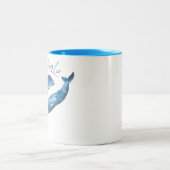 水彩画のシロナガスクジラ ツートーンマグカップ (中央)