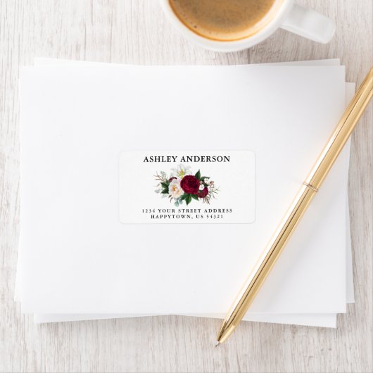 水彩画のバーガンディの花柄および緑の草木の住所 ラベル (インサイチュ)