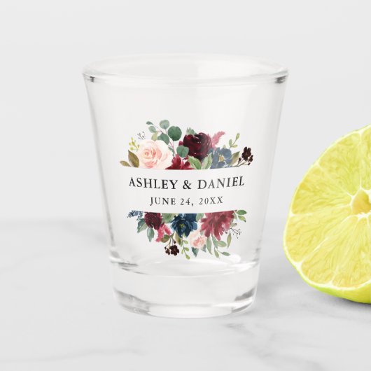 水彩画のバーガンディの青い花の結婚式 ショットグラス (正面)