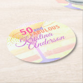 水彩画のピンクのパステルのストライプ50のすばらしい誕生日 ラウンドペーパーコースター (アングル)