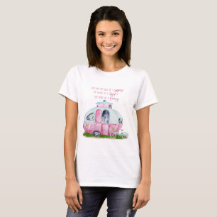 水彩画のピンクのレトロのヴィンテージのキャンピングカーのキャラバン Tシャツ