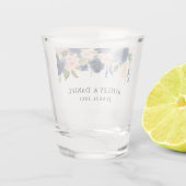 水彩画のピンクの青い花の結婚式 ショットグラス (裏面)