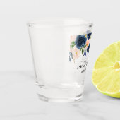 水彩画のピンクの青い花の結婚式 ショットグラス (左)