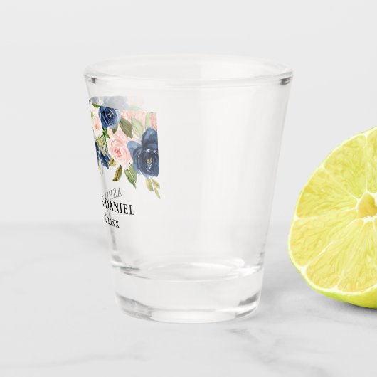 水彩画のピンクの青い花の結婚式 ショットグラス (右)