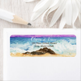 水彩画の岩だらけの海岸と波打ち際の背景 ラベル