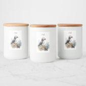 水彩画の岩の上にかわいいパフィン フードラベル (ボトル)