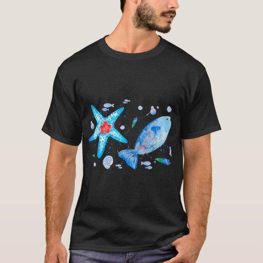 水彩画の海岸のヒトデと海の中の魚 Tシャツ (正面)
