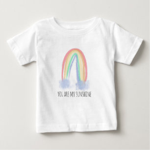 水彩画の虹が輝く「あなたは私の太陽」デザイン ベビーTシャツ
