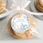水彩画風のティーパーティー ブライダルシャワー ラウンドシール<br><div class="desc">洗練された優雅さの庭園へと旅立ちましょう。当社の「エレガント・ウォーターカラー・ブルー・フローラル・アンド・シトラス・ティーパーティー・ブライダルシャワー・クラシック・ラウンド・ステッカー」は、洗練された魅力とさわやかなシトラスの喜びが出会う、優雅なひとときを祝うデザインです。このデザインは、青の落ち着いた色合いと黄色のレモンの鮮やかなエネルギーがシームレスに融合し、純粋な洗練さを醸成します。このアイテムは、繊細な青い花と幻想的なレモンが特徴で、優雅なティーポットが追加されたチャームがプラスされ、さらに魅力が増しています。黄色と青のカラースキームは、優雅さのダンスの中で調和し、お茶、笑い、時を超えた美しさに満ちた午後のための完璧なトーンを設定します。さらにカスタマイズを行うには、「カスタマイズする」ボタンをクリックしてください。スタイル、色、サイズなど、名前を含めて変更することができます。マッチングアイテムもご利用いただけます。</div>