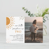 水彩私たちのリトルサンシャインフォト誕生日 招待状 (スタンド正面)