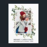 水彩緑の果実カップルのクリスマス ポストカード<br><div class="desc">水の色エレガント冬の緑メリークリスマスカップル写真の休日ハガキはユーカリ離れの果実と赤いホリーの果実を含む。</div>