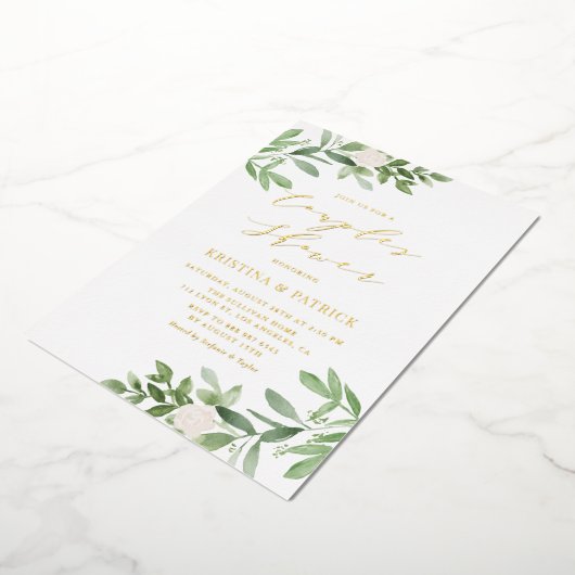 水彩緑の白い花のカップルのシャワー 箔招待状 (回転した状態)