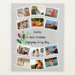 水彩花芽グレーピンク12フォトコラージュ プランナー手帳<br><div class="desc">写真、名前、プランナー文字を使ってをパーソナライカスタムズする。このテンプレートデザインは、12枚の写真を前面カバーにお気に入りの追加する準備ができている。中央の2枚の写真も自動的に背面に大きなサイズで表示される。デザインは灰色の背淡い色の景にあり飾、深いマゼンタピンクの水色の花の芽のフローラスプレー。私たちの店を参照して別のスタイル。</div>