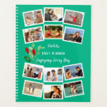 水彩花芽ティール（緑がかった色）レッド12フォトコラージュ プランナー手帳<br><div class="desc">写真、名前、プランナー文字を使ってをパーソナライカスタムズする。このテンプレートデザインは、12枚の写真を前面カバーにお気に入りの追加する準備ができている。中央の2枚の写真も自動的に背面に大きなサイズで表示される。デザインはティール（緑がかった色）の緑の背景にあり、赤飾色の花の芽のフローラスプレーと。私たちの店を参照して代替のスタイルや色を探しなさい。</div>