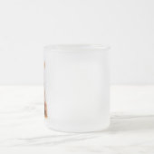 水彩茶色のベビークマ、座って可愛いクマの子 フロストグラスマグカップ (中央)