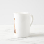 水彩茶色のベビークマ、座って可愛いクマの子 ボーンチャイナマグカップ (正面右)