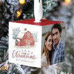 水彩赤い納車写真 キューブオーナメント<br><div class="desc">ホリ素朴ー写真オーナメントは雪に覆わ絵を描れた木が背景にある手の赤い納屋を特徴としている。暗赤色の手書き文字の「メリークリスマス」。あなたの家族の名前と3あなたの写真を追加して赤い納屋のクリスマスの装飾をパーソナライズお気に入りの。休日の赤い納屋のオーナメント赤と白は、キューブの上下に雪のパターンを表示する。</div>