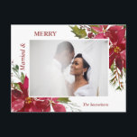 水彩赤ポインセチア結婚したメリークリスマス ポストカード<br><div class="desc">手の水色のポインテ絵を描ィアブーケ花と緑と深いベリー赤の色のホリーと素敵なファミリーカード。写真/写真と文字を追加してカードを編集する簡単。結婚した&メリー - HAPPY HOLIDAYSまたはMERRY CHRISTMASに変更できる。休日素晴らしの間に家族や友人に送信するカードを作る – 記念素晴らし酒！</div>