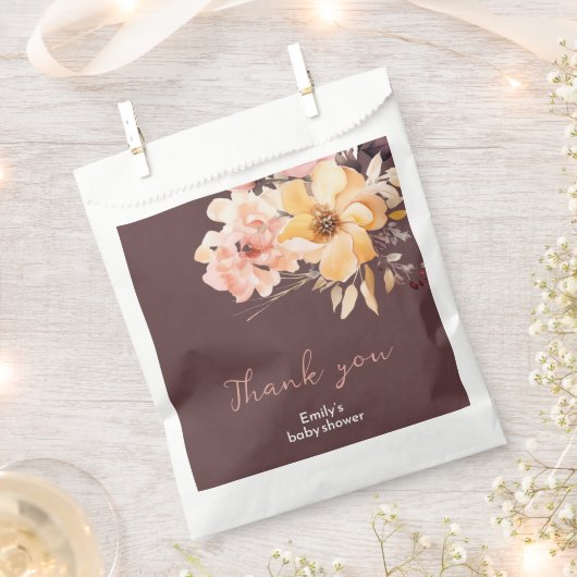 水彩赤面ピンクの女の子ベビーシャワーカード フェイバーバッグ (クリップ留めされた状態)