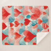 水彩赤、青、ソフト、ピンクのハートモノグラム シェルパブランケット (正面(横))