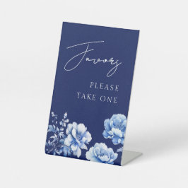 水彩青い花が台座の看板を引き立てる 台座サイン