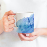 水彩青パーソナライズされたターコイズモノグラム コーヒーマグカップ<br><div class="desc">美しい水色の水、波のアクアデザインマグカップとパステルブルーターコイズ白い色。オプションとしてモノグラム。おカスタマイズ客様の名前またはメッセージを追加して、これらのマグを行う。どんな大事な行事にもピッタリ。誕生日、クリスマス、母の日、父の日、卒業、先生企業の、</div>