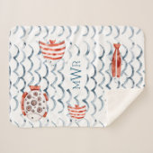 水彩魚の赤と青のモノグラム シェルパブランケット (正面(横))