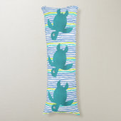 水彩3ウミガメしぼりストライプと波 ボディピロー (正面縦)