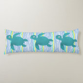 水彩3ウミガメしぼりストライプと波 ボディピロー (正面)