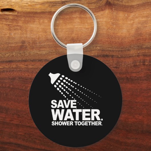 水救。一緒にシャワー。Tシャツ キーホルダー (正面)