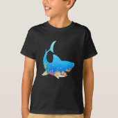 水族館サメのカラフルの贈り物おもしろい Tシャツ (正面)
