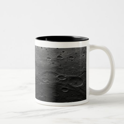 水星の大きなクレーター ツートーンマグカップ (右)