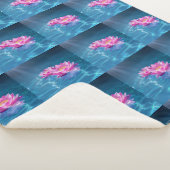 水晶に浮かぶピンクの蓮の花 シェルパブランケット (3/4)