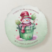 水桶に入った緑とピンクの雪だるま ラウンドクッション (裏面)